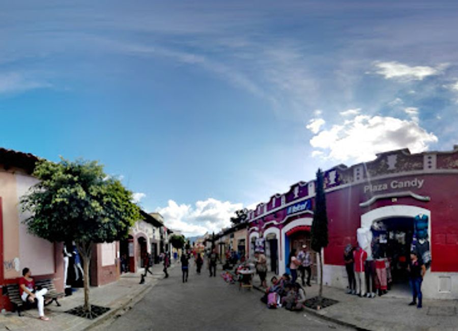 Explore the vibrant Andador Eclesiástico De San Cristóbal, a cultural gem filled with artisan shops, delicious cuisine, and historical landmarks in Chiapas.
