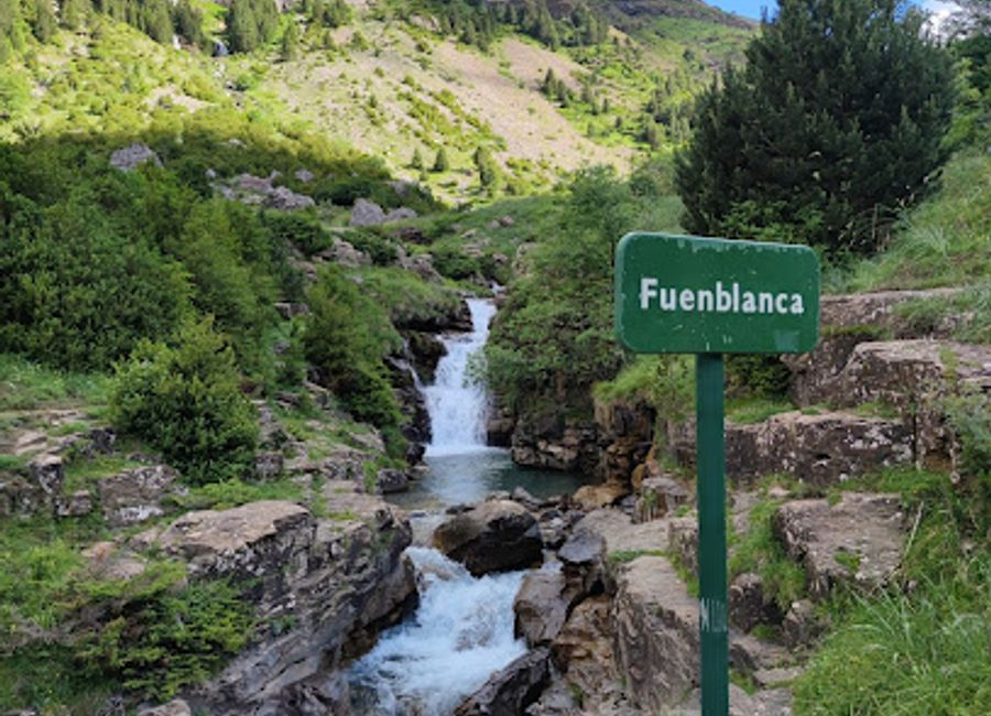 Experience the breathtaking beauty of Collado de Añisclo, a hiking paradise in the heart of the Ordesa y Monte Perdido National Park.