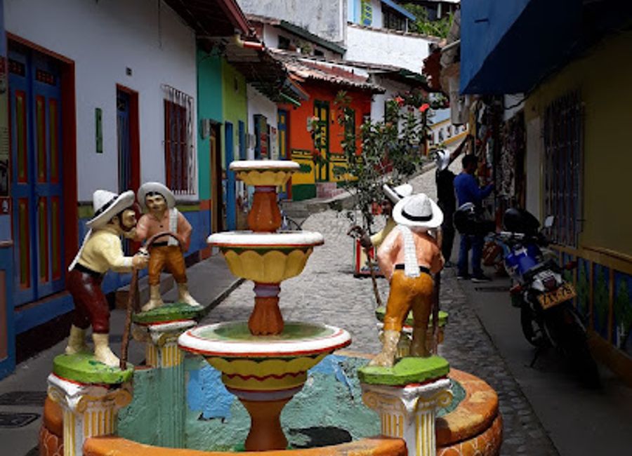 Discover the vibrant beauty of Fuente de la Calle del Recuerdo in Guatapé, Antioquia – a must-see tourist attraction where culture and nature intertwine.