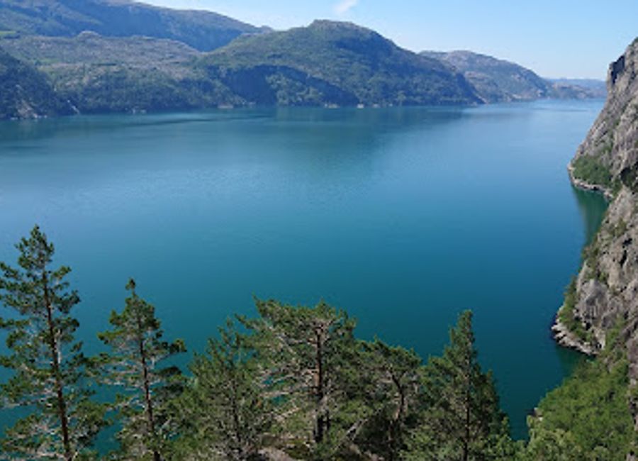 Discover the enchanting beauty of Hengjanenibba in Songesand, Norway, where nature meets tranquility in a stunning tourist attraction.