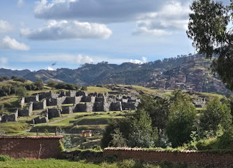 Discover the ancient artistry of Chincana Chica, a captivating Inca archaeological site in Sacsayhuamán with stunning views and rich history.