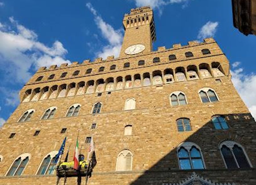 Discover the grandeur of Palazzo Vecchio, a historical landmark in Florence showcasing Renaissance art and rich cultural heritage.