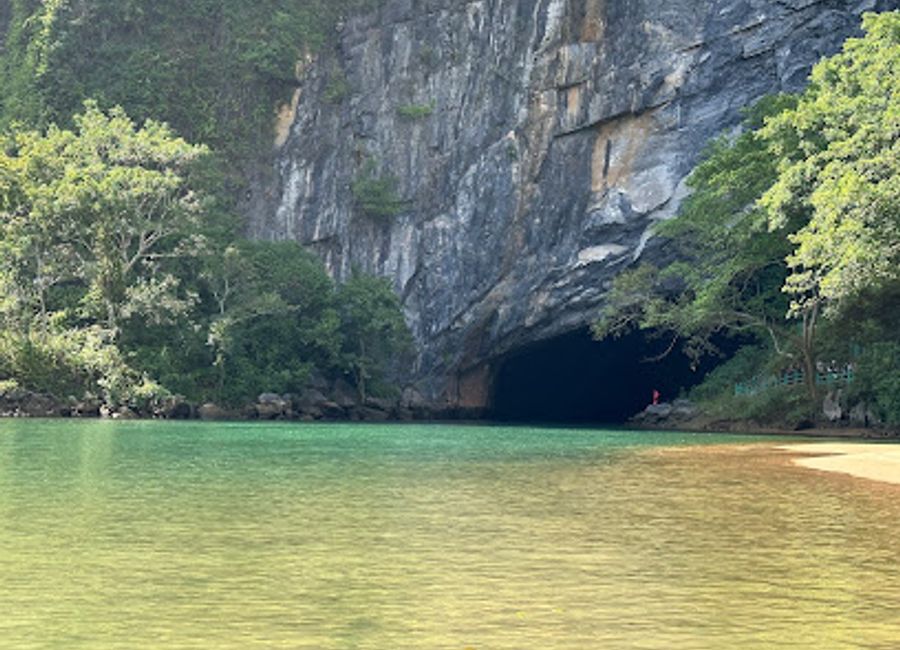 Discover the serene beauty of Bờ Bạc Sông Son in Phong Nha Kẻ Bàng, Vietnam, where lush landscapes and adventure await every traveler.