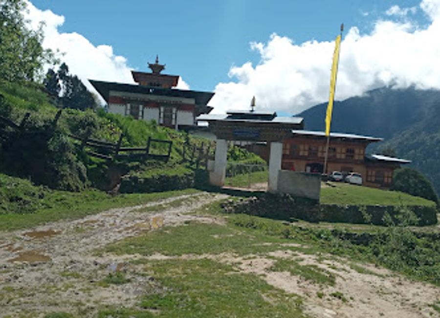 Explore the breathtaking Gogona Nature Trail in Nubding, Bhutan—an enchanting hiking area filled with stunning landscapes and rich biodiversity.