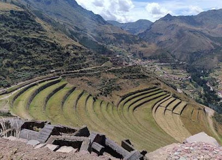 Explore the extraordinary Parque Arqueológico Pisac, an iconic archaeological site in Peru's Sacred Valley, rich in history and stunning landscapes.