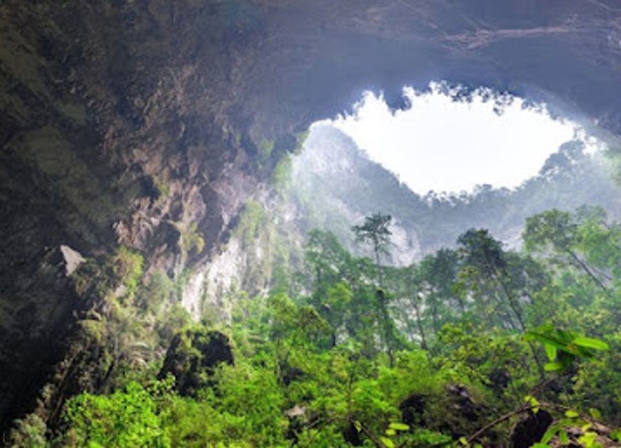 Discover the enchanting En Cave in Quang Binh Province, Vietnam, where nature's beauty meets adventure in a breathtaking underground world.