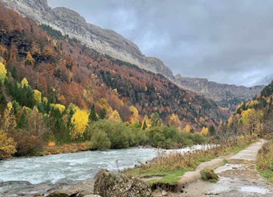 Explore the enchanting Cascada del Estrecho, a breathtaking waterfall in Ordesa y Monte Perdido National Park, perfect for nature lovers and adventurers.