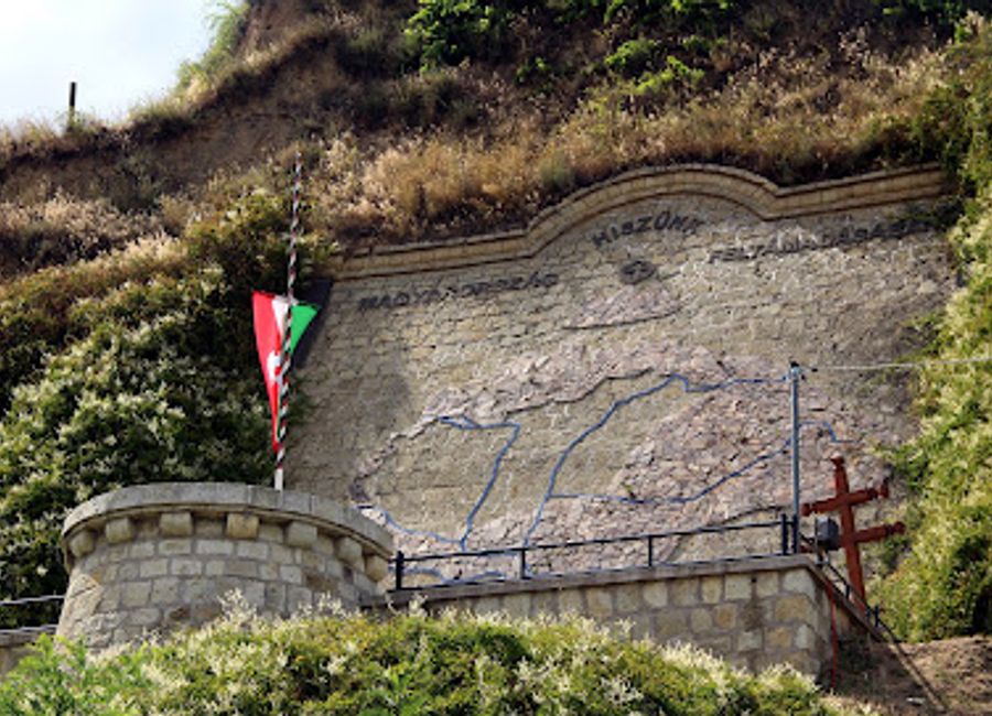 Explore the Tokaji Országzászló Emlékmű, a significant memorial in Hungary that honors the nation's rich history amidst the beauty of Tokaj.