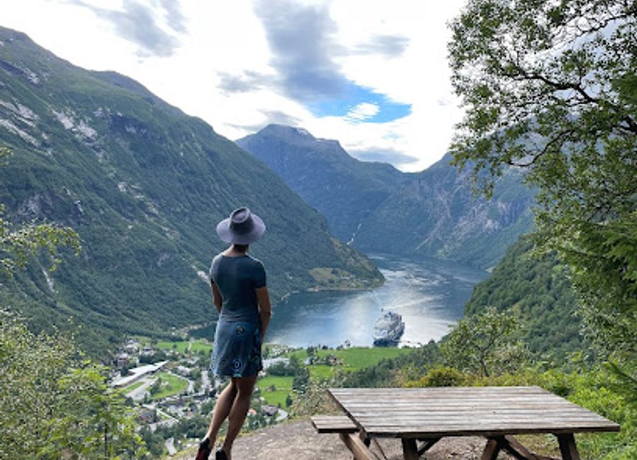 Experience the stunning vistas of Henjes Utsikten, a must-visit viewpoint in Geiranger, Norway, known for its breathtaking fjord landscapes.