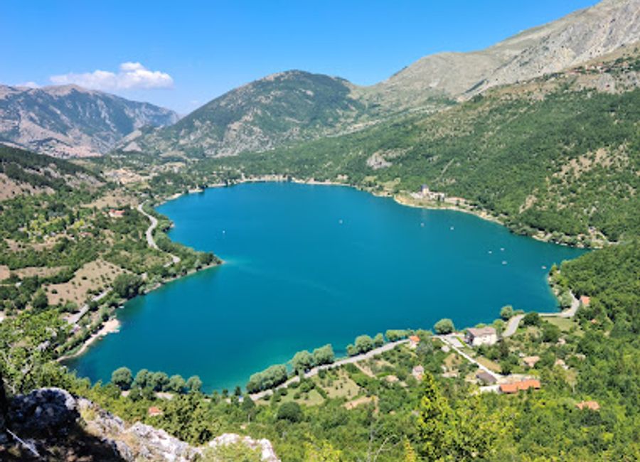 Explore the serene beauty of Sentiero del Cuore, a picturesque hiking area in Scanno, Italy, perfect for adventurers and nature lovers.