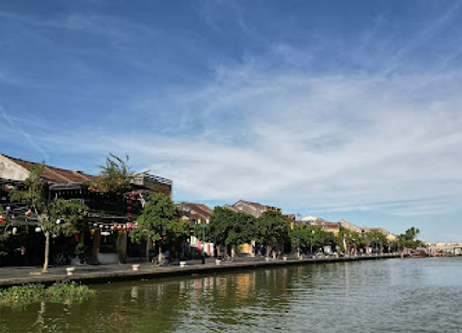 Experience authentic Vietnamese flavors at Phố Đi Bộ Hội An, where traditional cooking meets a vibrant atmosphere in the heart of Hội An.