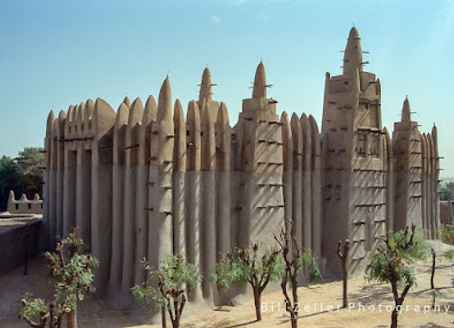 Explore the Grand Mosque of Mopti, a stunning architectural gem that embodies Mali's rich cultural heritage and invites visitors to experience its serene atmosphere.