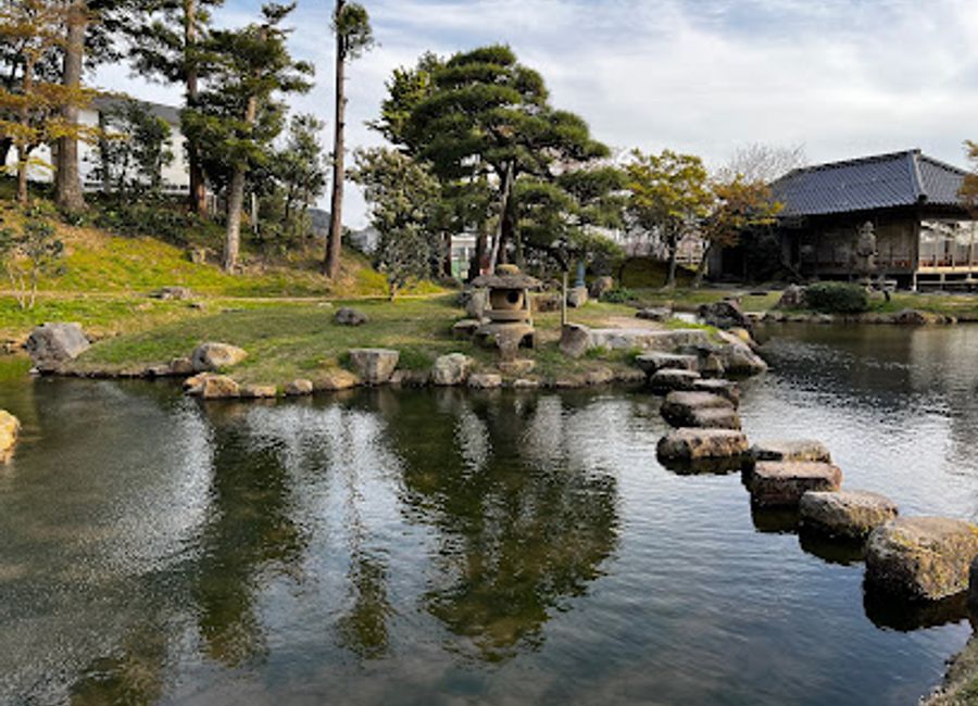 Discover the architectural beauty and historical significance of Jinpukaku Mansion, a stunning landmark in Tottori, Japan.