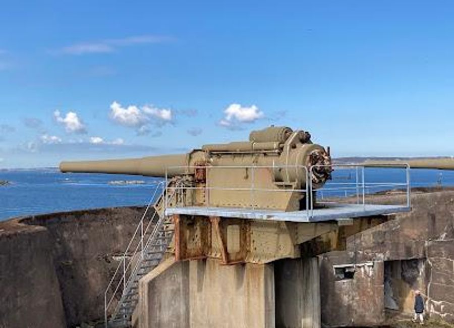 Discover Oscar II Fort, an iconic historical landmark in Västra Frölunda, where maritime history meets stunning coastal views.