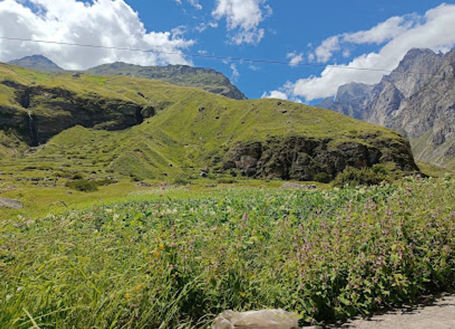 Explore Mana Peak in Uttarakhand for breathtaking views, serene landscapes, and an unforgettable Himalayan adventure, perfect for nature lovers and trekkers.