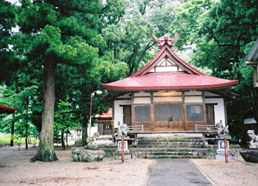 Explore the serene Hatotani Hachiman Shrine in Shirakawa, Gifu, a peaceful retreat that showcases Japan's spiritual heritage amidst breathtaking nature.