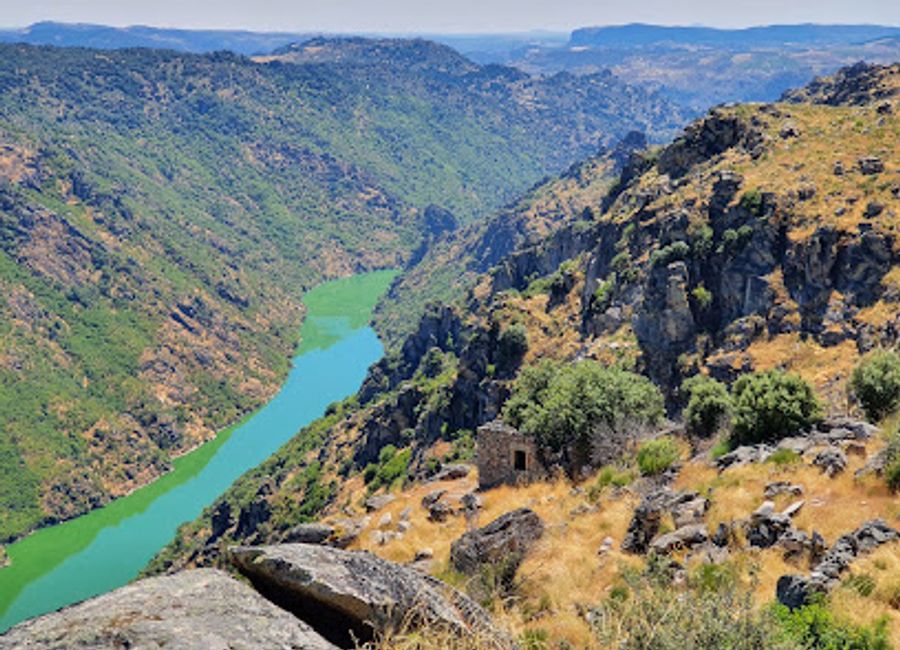 Experience the breathtaking views and tranquility at Carrascalinho Lookout in Fornos, a must-see scenic spot for nature lovers.
