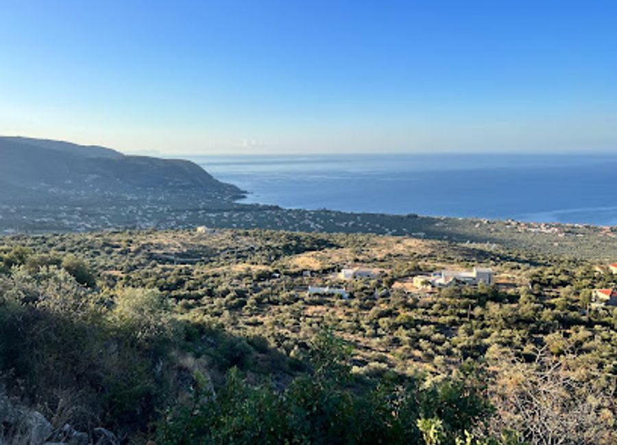 Discover the stunning landscapes and serene atmosphere at Viewpoint Neochori-Pyrgos, an essential stop for tourists exploring Lefktro's natural beauty.