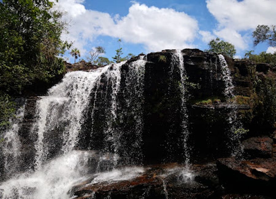 Explore the enchanting beauty of Los Cuarzos in La Macarena, Colombia, where nature's artistry meets adventure in vibrant landscapes.