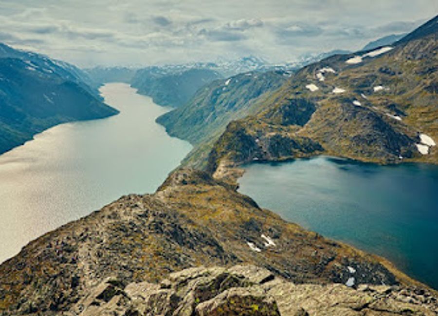 Discover the stunning trails and breathtaking views of Nasjonalparkriket, Norway's premier hiking destination for all nature lovers.