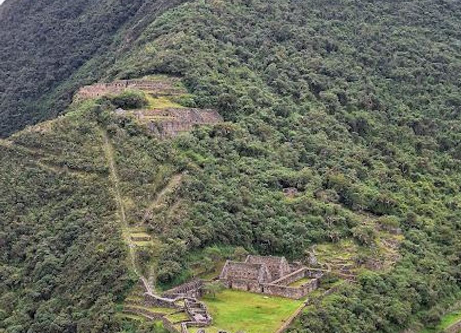 Experience the breathtaking beauty and rich history of Choquequirao, an Incan archaeological site set in the majestic Andes mountains.