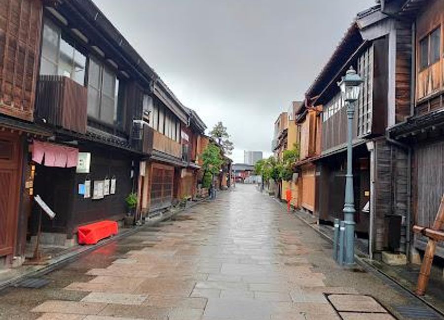 Discover the enchanting Nishi Chaya District in Kanazawa, where history and traditional Japanese culture come to life in picturesque surroundings.