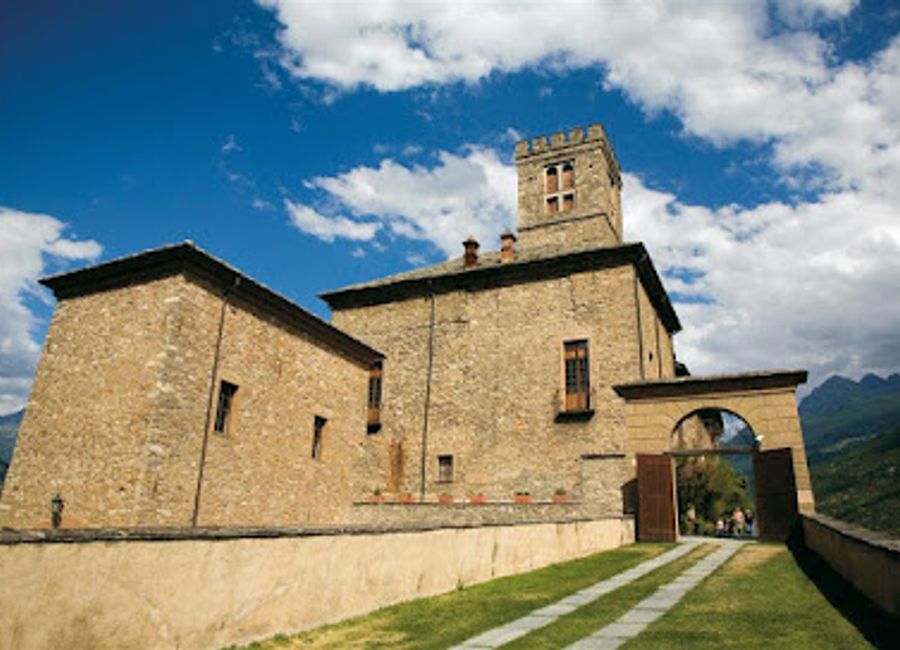 Explore the enchanting Castello Reale di Sarre, a historic castle nestled in the breathtaking Aosta Valley, rich in history and architectural beauty.