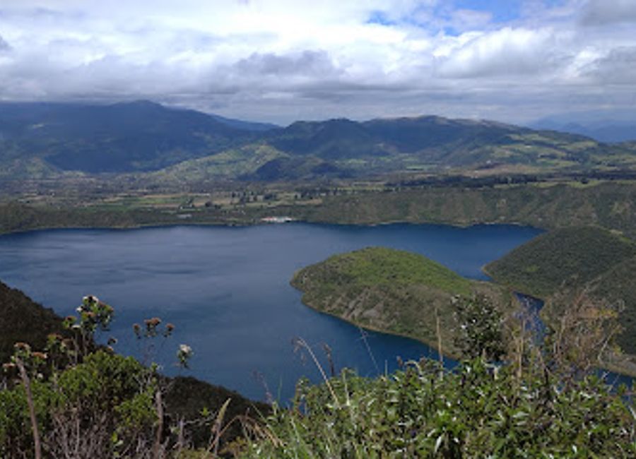 Explore the natural beauty and rich biodiversity of Reserva Cotacachi Cayapas, a stunning national park in Ecuador.