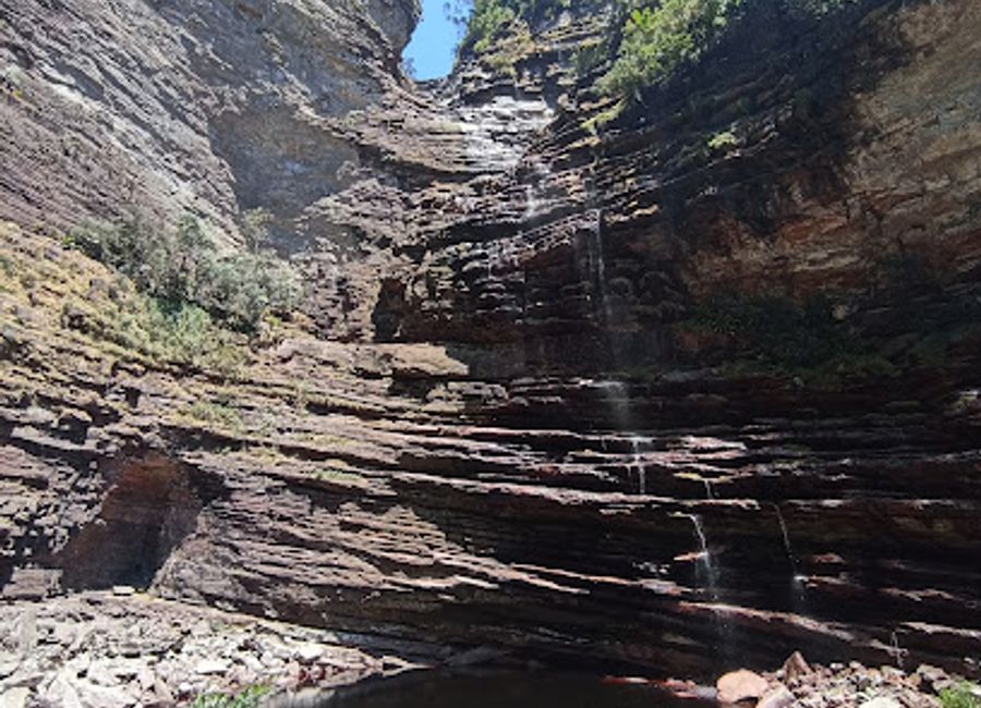 Explore the enchanting Cachoeira da Entocada, a stunning waterfall in Lençóis, Bahia, perfect for nature lovers and adventure seekers.