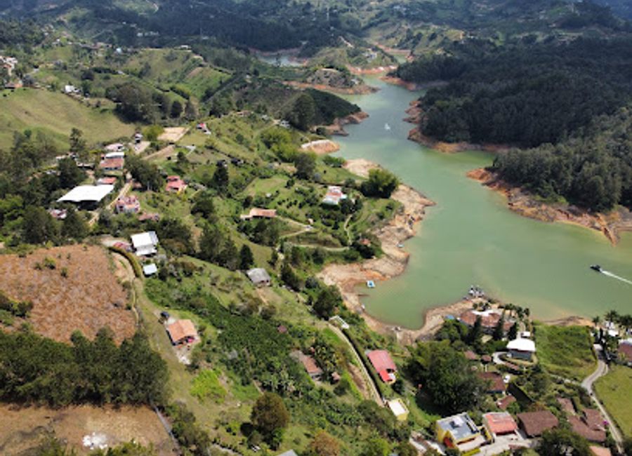 Discover the breathtaking beauty of Guatapé with a scenic boat tour, exploring nature and culture in perfect harmony.