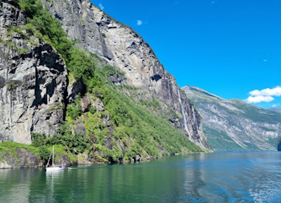 Explore the stunning Geiranger-Herdalen Landskapsvernområde, a UNESCO World Heritage site with breathtaking fjords, waterfalls, and hiking trails in Norway.