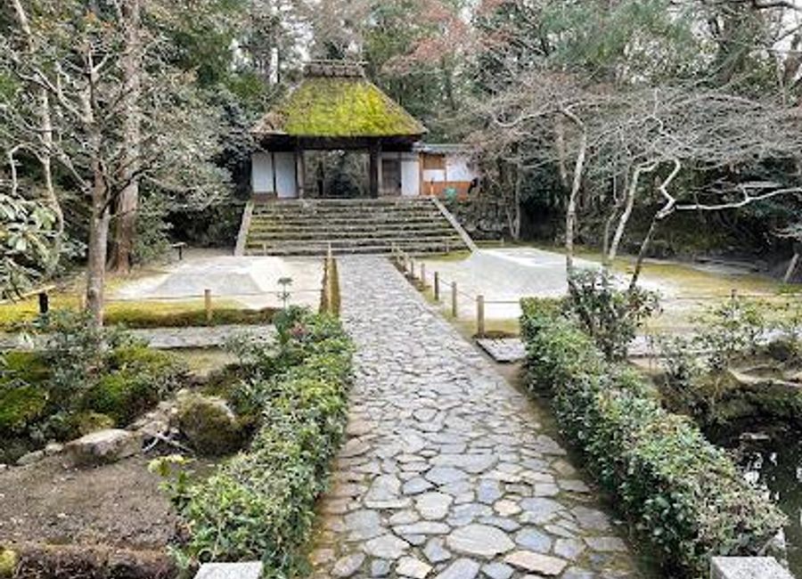 Explore the tranquil Hōnen-in Temple in Kyoto, a stunning Buddhist sanctuary known for its gardens, rich history, and spiritual ambiance.