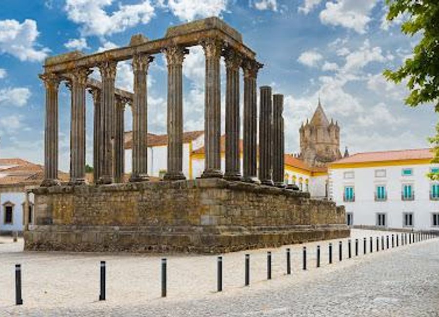 Discover the historical charm and vibrant culture of Évora at Giraldo Square, the heart of this UNESCO World Heritage city.