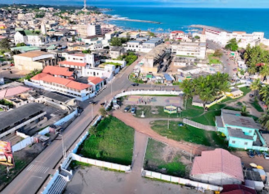 Discover Jubilee Park in Cape Coast: a serene green haven for relaxation, picnics, and cultural experiences amidst vibrant local life.