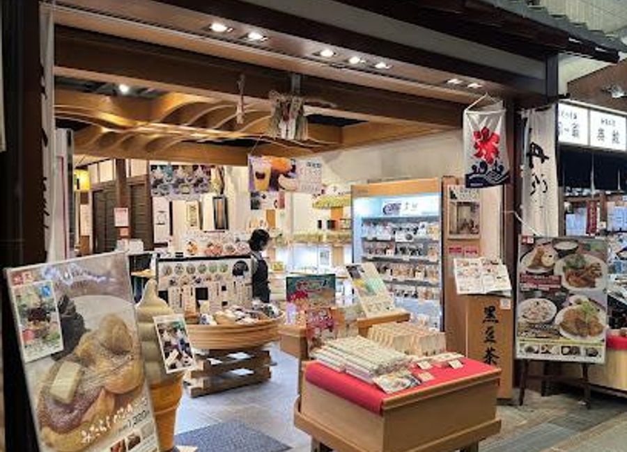 Explore Kyoto's Nishiki Market, the vibrant hub of local culture and cuisine, offering a delightful array of traditional foods and unique souvenirs.