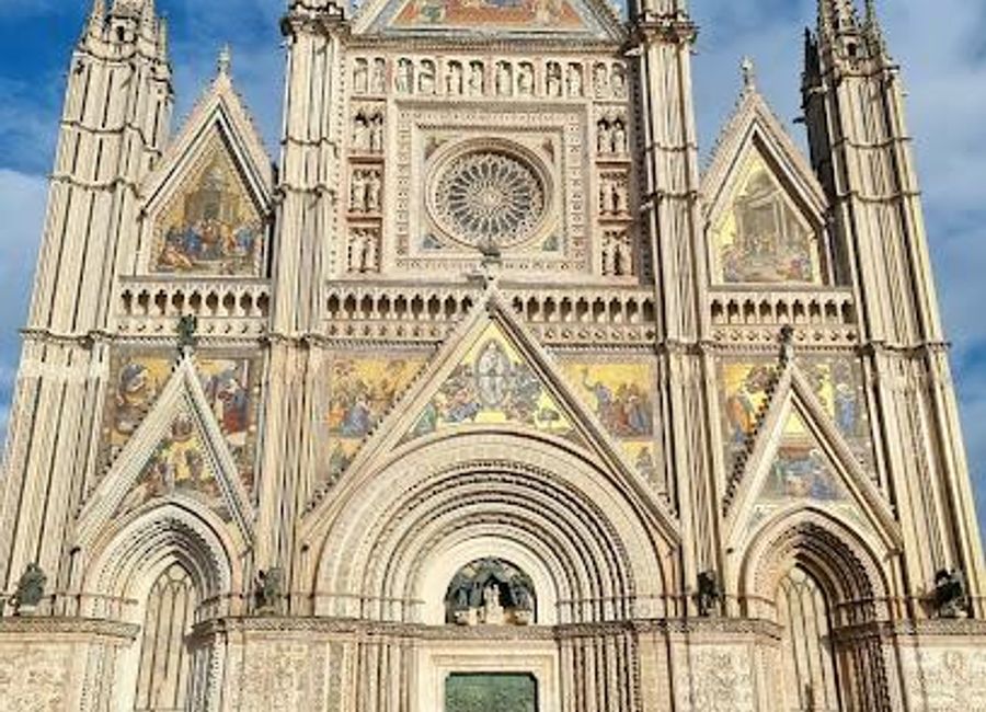 Explore the stunning Duomo di Orvieto, a Gothic masterpiece showcasing breathtaking architecture and vibrant frescoes, located in the charming town of Orvieto, Italy.