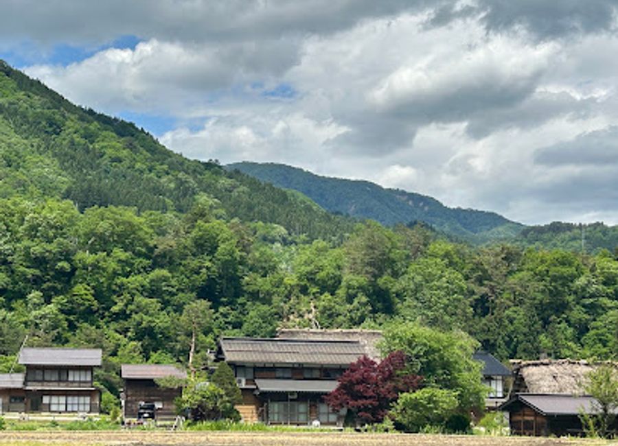 Explore the timeless beauty of Ogimachi, a UNESCO World Heritage village showcasing traditional gassho-style farmhouses in a stunning natural setting.