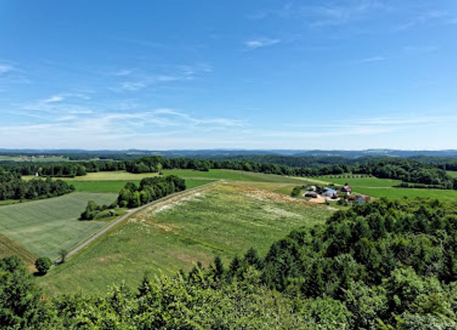 Discover the natural beauty and geological wonders of Quackenschloss Cave in Wiesenttal, a perfect destination for hiking and exploration.