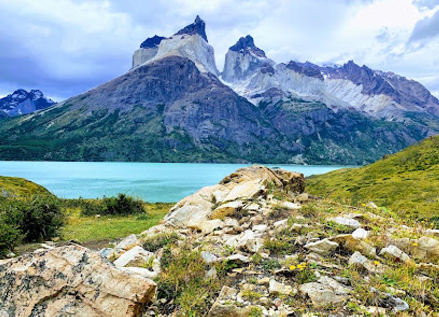 Experience the breathtaking beauty of Cascada Rio Paine in Torres del Paine National Park, a must-visit destination for nature lovers and photographers in Chile.
