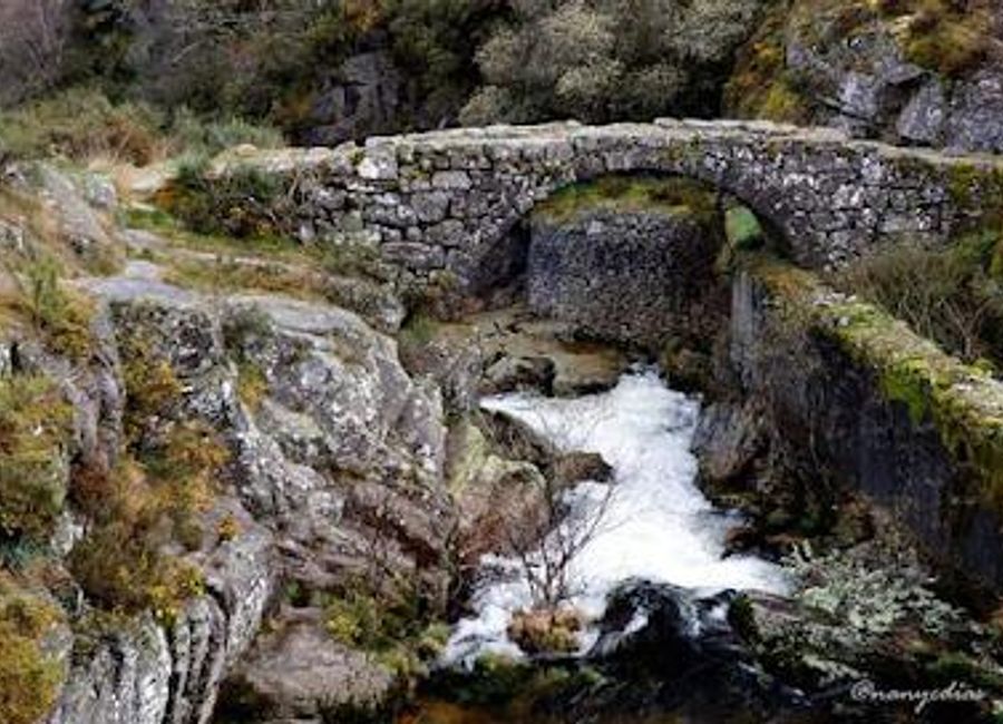 Discover the stunning Ponte Velha de Castro Laboreiro, a medieval bridge that showcases Portugal's rich history and breathtaking natural landscapes.