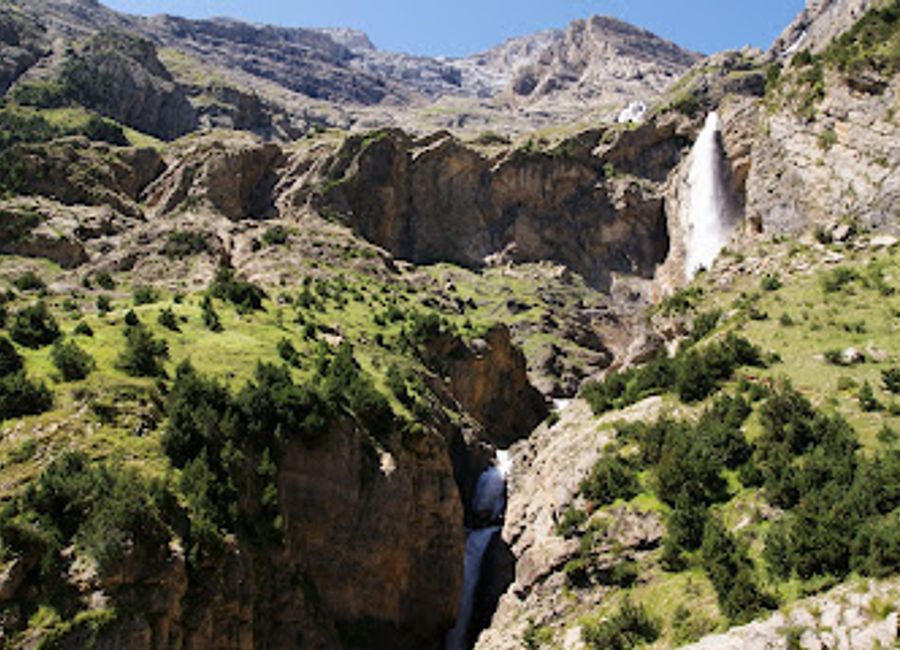 Discover the breathtaking beauty of Cascada del Cinca in Bielsa, a perfect destination for hiking and nature lovers in the heart of the Pyrenees.