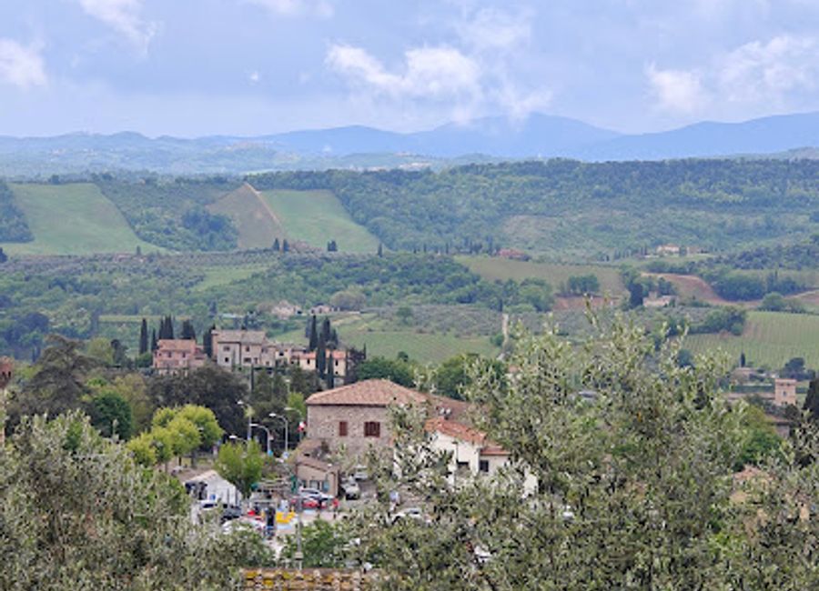 Discover the stunning panoramic views of San Gimignano's historic skyline and breathtaking Tuscan countryside at this unmissable viewpoint.