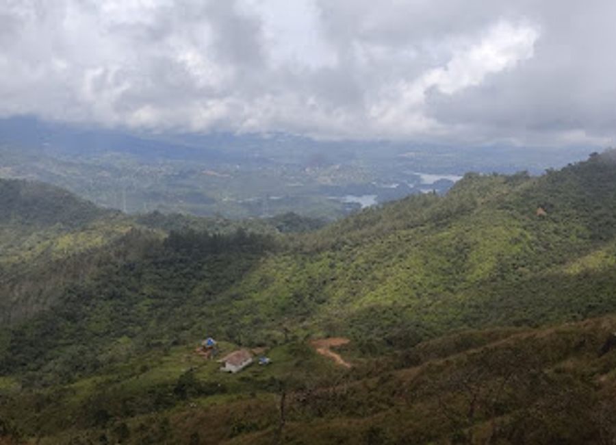 Discover the breathtaking views and serene beauty of Mirador El Águila in Guatapé, a perfect spot for nature lovers and photography enthusiasts.
