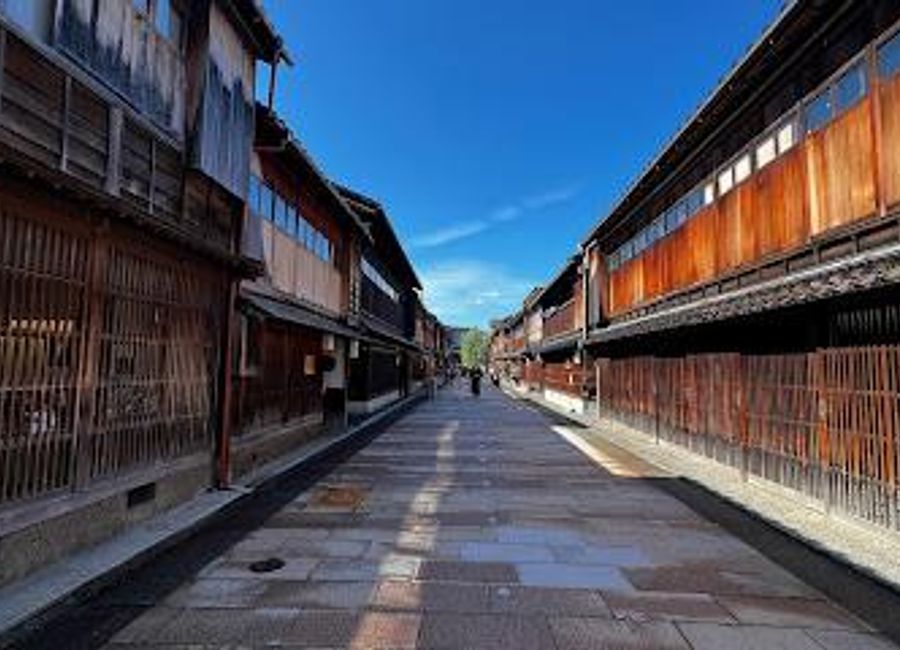Explore the historic Higashi Chaya District in Kanazawa, where traditional tea houses and cultural heritage await every visitor.