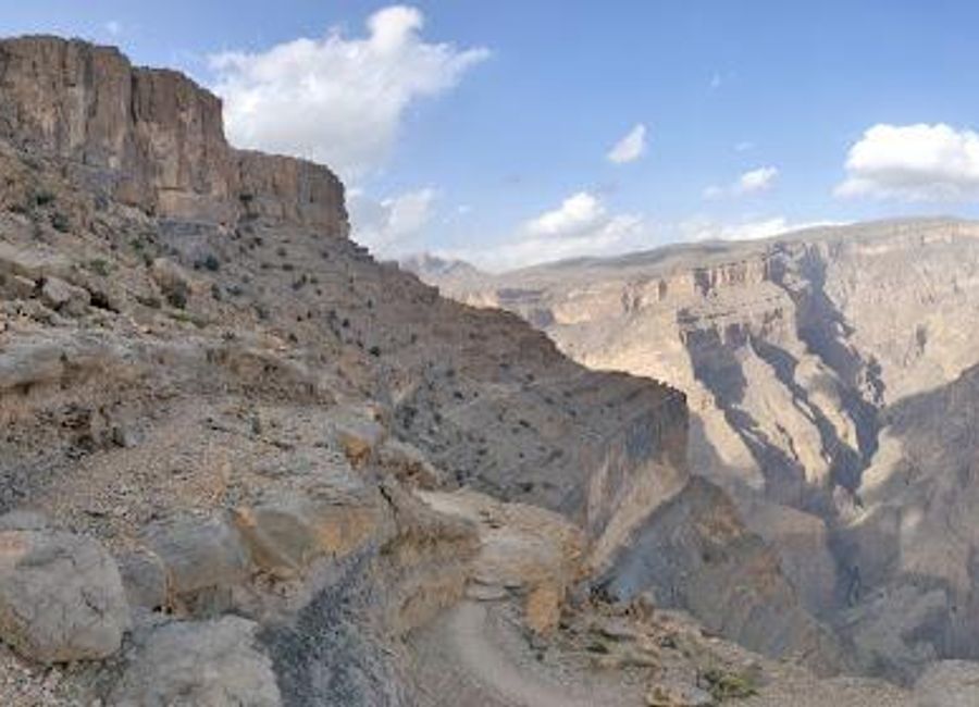 Discover the breathtaking beauty of Wadi Ghul, Oman’s Grand Canyon, with its stunning landscapes and thrilling outdoor adventures.