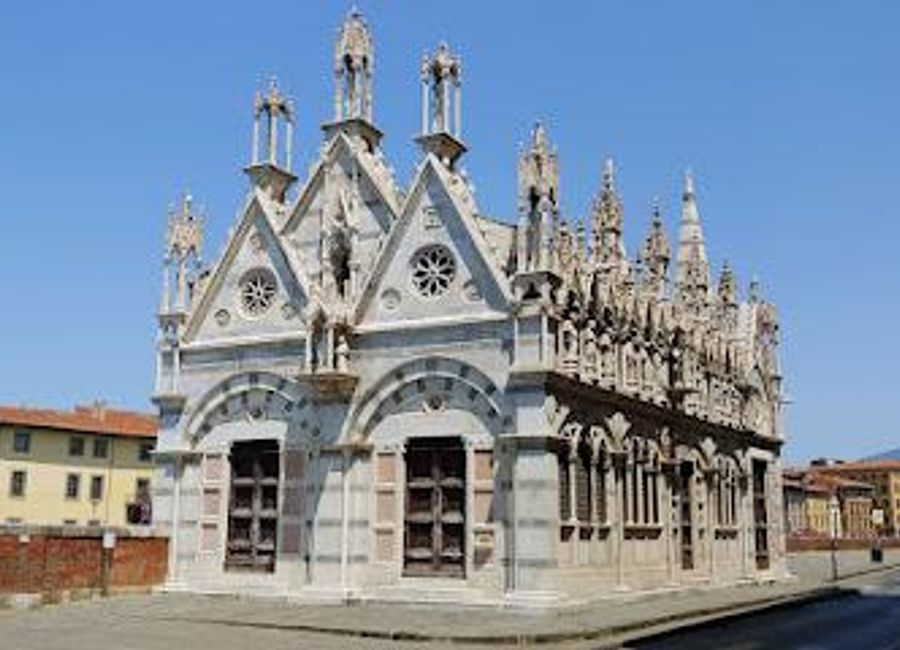 Discover the stunning Chiesa di Santa Maria della Spina, a Gothic masterpiece along the Arno River in Pisa, rich in history and artistic beauty.