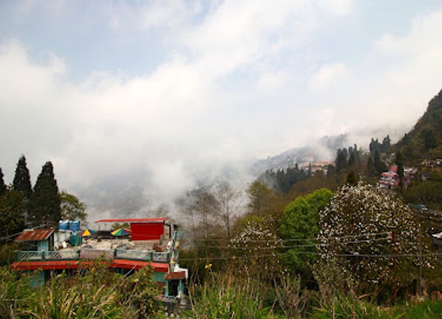 A poignant tribute to Gorkha soldiers, offering panoramic Himalayan views within the scenic Batasia Loop near Darjeeling.