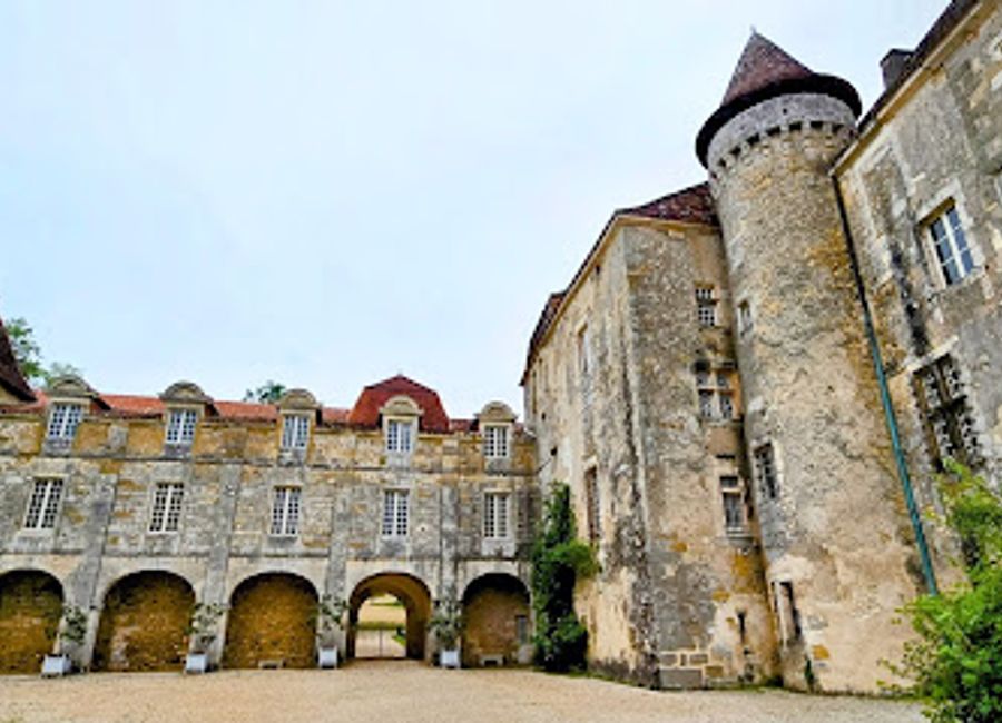 Explore the enchanting Village Médiéval in Saint-Jean-de-Côle, where history meets stunning architecture and beautiful landscapes.