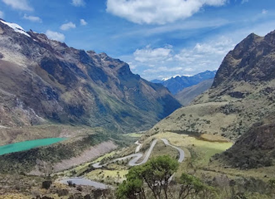 Experience the serene beauty of Laguna Yanarraju, Peru's hidden gem, where nature and tranquility converge for an unforgettable escape.