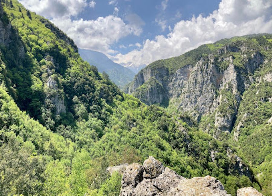 Discover Φαράγγι Ενιπέα: A breathtaking gorge in Greece, perfect for hiking, nature photography, and enjoying stunning vistas of Mount Olympus.